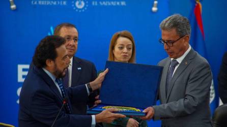 Félix Ulloa, vicepresidente de Honduras, pasando el mando a Renato Florentino, designado presidencial de Honduras.