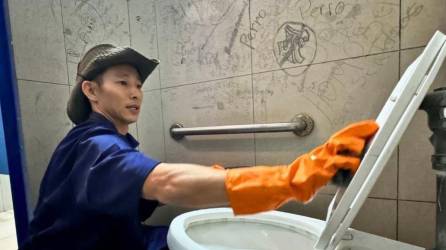El influencer japonés radicado en Honduras, Shin Fujiyama sorprendió recientemente a sus seguidores tras mostrarse limpiando los baños de la Universidad Nacional Autónoma de Honduras en Tegucigalpa.