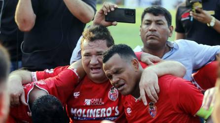 Ricardo Elencoff rompió a llorar junto a Rony Martínez tras la salvación del descendo.
