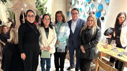 Blanca Echeverry junto a las autoridades gubernamentales de Honduras en España.