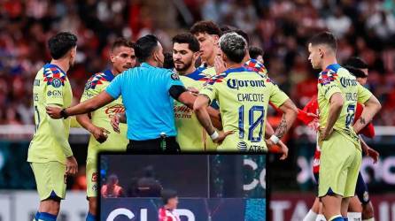 Saíd Martínez dirigiendo el clásico mexicano Chivas-América por la Concacaf Champions Cup.