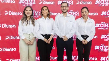 Los ejecutivos de Diunsa, encabezados por Mario Alejandro Faraj, jefe de mercadeo, presentan con entusiasmo la campaña “Para mamá, lo mejor”.