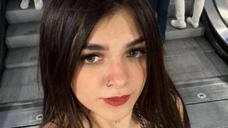 Karely Ruiz es tendencia luego de echarse a un fanático que se tatuó su rostro y grabar el encuentro.