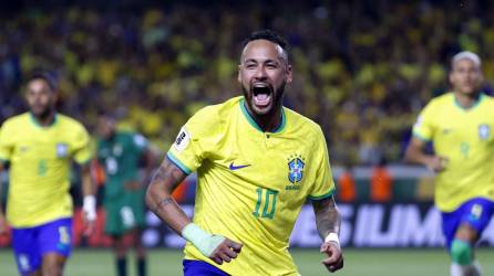 Neymar celebrando su gol con el que superó a Pelé como máximo goleador de Brasil.