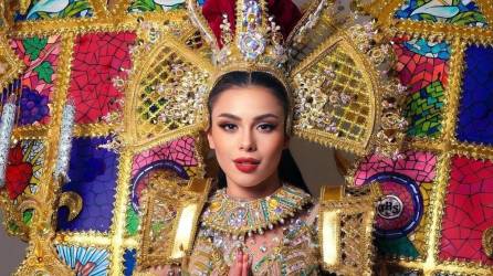 La competencia de trajes nacionales o de fantasía de Miss Grand International estuvo repleta de brillo, plumas, estructuras y mucha historia. Y la hermosa representante hondureña no se quedó atrás. La bella Brittany Marroquín deslumbró en el escenario luciendo un traje inspirado en la Virgen de Suyapa.