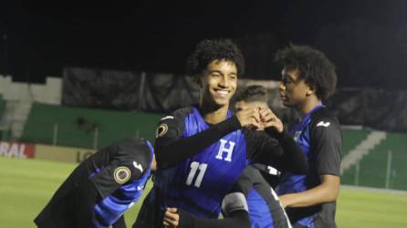 Jugadores de la Selección de Honduras celebrando un gol ante Surinam en el Premundial Sub-17.
