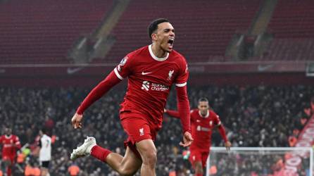 Premier: Liverpool logra agónica remontada en partidazo de siete goles