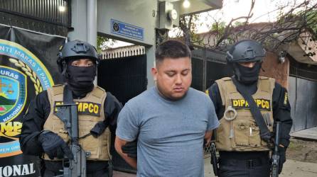 Policía de la Dipamco presenta auno de los capturados en Choloma, Cortés.