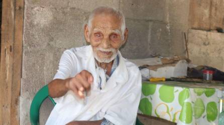 Abuelito de 106 años pide a Xiomara Castro ayuda para que le vuelvan a conectar la luz