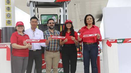 Ejecutivos de Puma Energy celebran un nuevo logro con la apertura de “Puma Palmerola”.