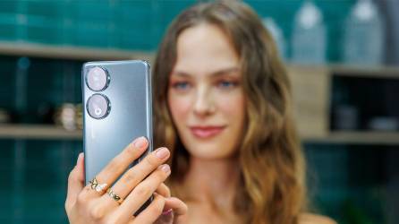 Si buscas una opción para la toma de selfies, el HONOR 90 tiene una cámara frontal de 50MP el mismo se distingue por selfies detalladas.