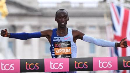 Kiptum ganó sus dos maratones previos, en su debut en Valencia en 2022 y al año siguiente en Londres.