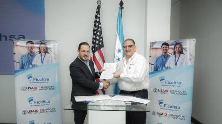 David Medina, subdirector del proyecto Creando mi futuro aquí de USAID junto a Luis Atala, vicepresidente ejecutivo de Grupo Financiero Ficohsa, durante la firma del memorándum.