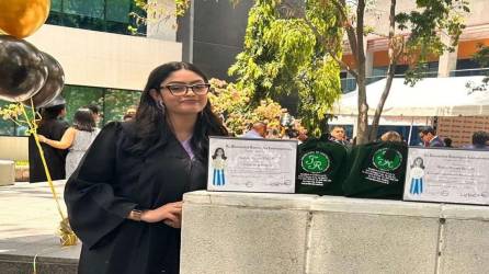 Vanessa Ortiz llevó las cenizas de su padre José Ortiz a su ceremonia de graduación el 28 de junio para honrar su memoria. Fotos: Cortesía