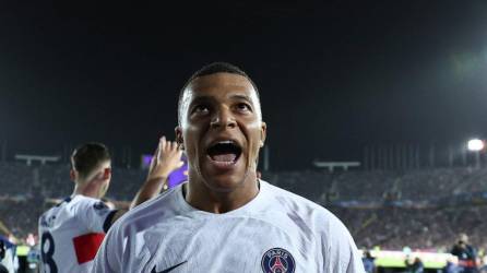 Mbappé celebrando uno de los dos goles del PSG ante