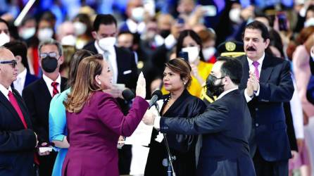 Jueza Karla Romero y Luis Redondo en la juramentación de la presidenta Xiomara Castro.