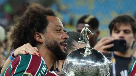 El lateral Marcelo junto con la Copa Libertadores obtenida como jugador del Fluminense.