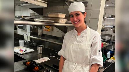 La chef Daniela Piaggio con los finos postres del restaurante Jean Georges.