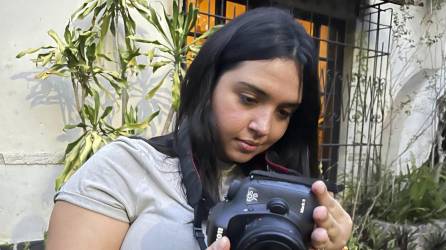 La hondureña Emilia Anderson manipula su cámara durante una entrevista con EFE en su casa en la ciudad de La Ceiba.