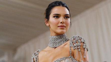 Kendall Jenner, en un vestido de joyas con transparencias en la MET Gala 2021.