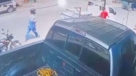 Captura de pantalla del video donde el presunto asaltante despoja de sus pertenencias a vendedor de lácteos en San Pedro Sula.