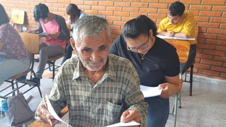 Don Guadalupe Pineda se sometió a la Prueba de Aptitud Académica de la UPNFM.