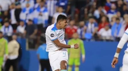 Luis Vega hizo dupla en la zaga central con Marcelo Santos en el duelo Honduras vs Costa Rica.