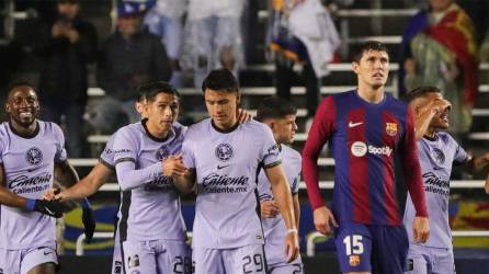 Jugadores del América celebrando uno de los tres goles anotados en la victoria ante Barcelona.