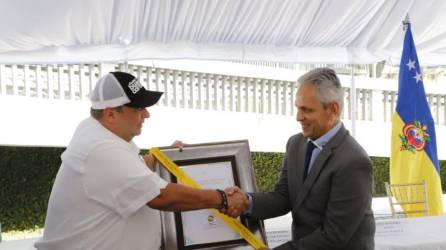 Momento donde el alcalde Jorge Aldana le obsequiaba una placa al seleccionador Reinaldo Rueda.