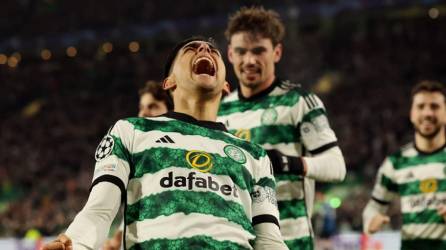 Luis Palma celebrando su gol de penal contra el Feyenoord en la Champions League.