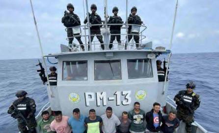 Momento de la detención de los tripulantes de la embarcación con las toneladas de cocaína.