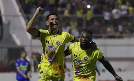 Roberto Moreira celebrando su gol con Marlon Ramírez ante el Olancho FC.