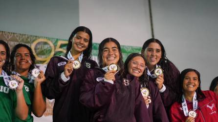 El equipo de relevos femenino del Sagrado Corazón recibe la presea de oro tras ganar el 4x200 estilo libre.