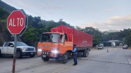 Autoridades policiales verifican que por paso por el puente Bailey sea ordenado en el punto fronterizo entre Honduras y Guatemala.