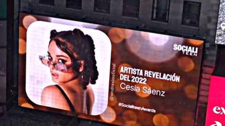 La cantante hondureña apareció este lunes en las pantallas de Times Square en Estados Unidos, nombrada como “Artista revelación 2022”.