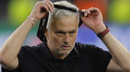 José Mourinho se quitó la medalla de subcampeón de la Europa League y se la regaló a un niño en la grada del estadio Puskas Arena de Budapest.