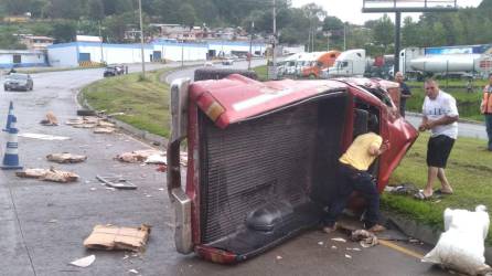 Fotografía que muestra una camioneta pick-up volcada en la carretera CA-5, a la altura de la aldea San Matías.