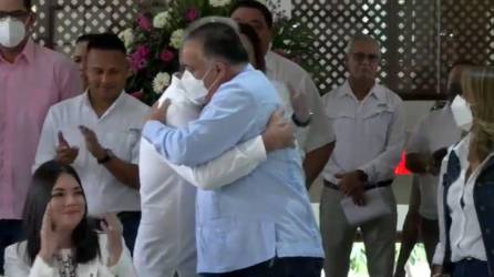 El alcalde de San Pedro Sula, Roberto Contreras, saluda con un abrazo al exalcalde Armando Calidonio.