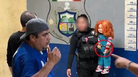 Un insólito incidente dejó perplejos a los habitantes de Monclova, Coahuila en México cuando un individuo identificado como Carlos “N” fue arrestado por las autoridades locales después de utilizar un muñeco del famoso personaje “Chucky” para sembrar el pánico.