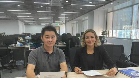 La presidenta de Sercargo Logistics, Karla Matamoros de Cruz en la firma de contrato de apertura de operaciones en Shenzhen, China.