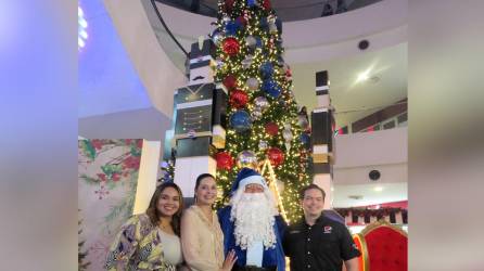 Los ejecutivos de la marca Pepsi y Mall Galerías del Valle inauguraron la Navidad.