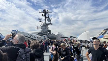 Varias personas se reúnen para observar el eclipse solar este lunes, en el Museo Intrepid, en Nueva York (Estados Unidos). EFE/ Nora Quintanilla