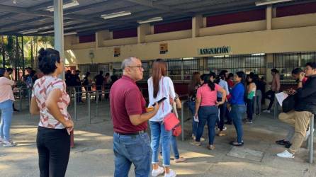 Estudiantes universitarios realizan trámites en las oficinas de Registro en la Universidad Nacional Autónoma de Honduras en el Valle de Sula (Unah-vs).