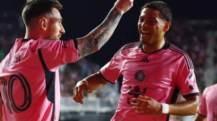 Messi celebrando el gol mientras el hondureño David Ruiz se une a los festejos.