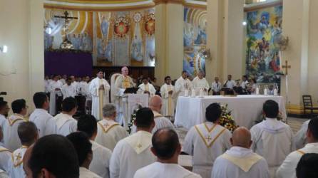 Misa crismal presidida por el arzobispo Miguel Lenihan en la catedral San Pedro Apóstol de San Pedro Sula.