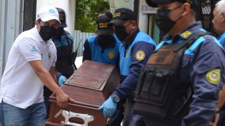 Policías municipales ayudan cargar un ataúd de la familia que murió en incendio en Ciudad Lempira.