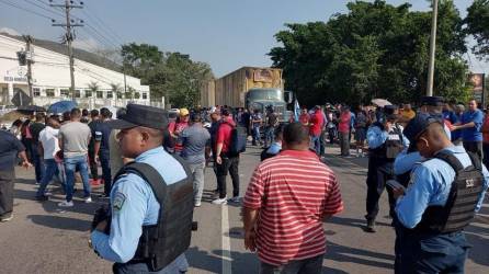 Los empleados de la maquila bloquearon ambos carriles de la CA-5, en Villanueva, Cortés.