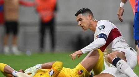 Cristiano Ronaldo no la pasó nada bien en el Eslovaquia vs Portugal correspondiente rumbo a la Eurocopa 2024. Fue tan mal el juego del astro luso que fue suspendido.