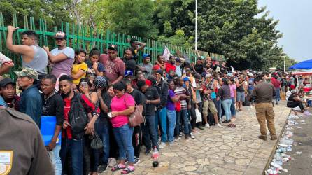 Miles de migrantes reclaman permisos humanitarios que les permitan transitar por México.