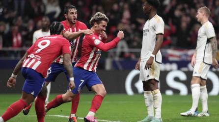 Antoine Griezmann celebrando su golazo que puso el 3-2 para el Atlético ante el Real Madrid.